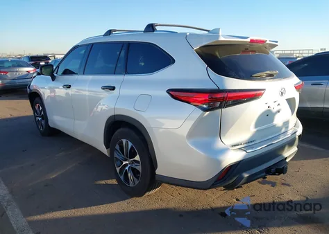 2021 Toyota Highlander Xle z USA, uszkodzony, nr VIN 5TDHZRAH7MS075296